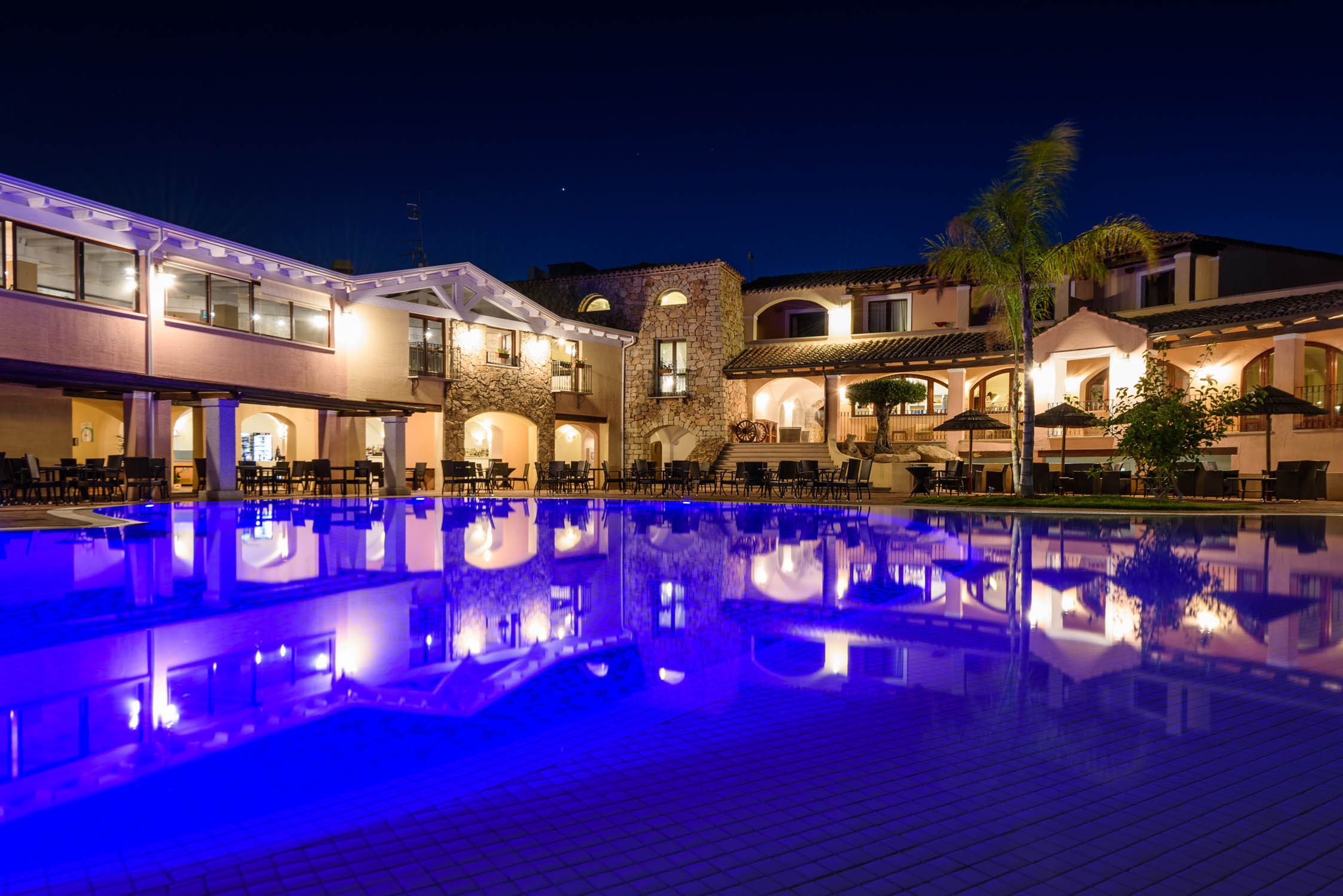 Pool im EOS Village am Abend